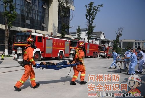 消防救援人员抬出“伤者”，医护人员迅速上前。刘忠俊摄影