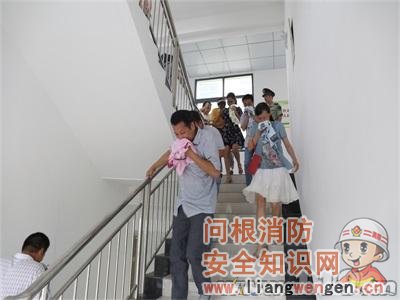 枝江市百里洲镇人民政府举办消防演练及宣传活动
