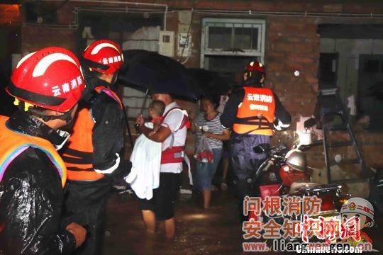 洪水围困云南普洱农场消防紧急疏散被困群众
