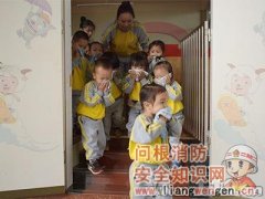 钦州消防走进幼儿园 萌娃争当“小小消防员”
