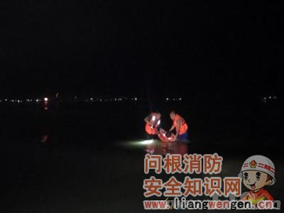 泉州：下海游玩遭遇涨潮三人被困海边游玩需注意